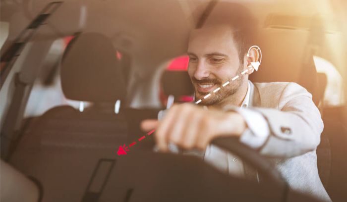 Persona conduciendo y usando audífonos